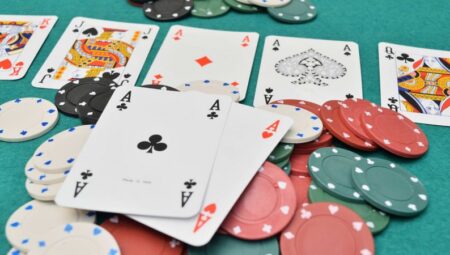Kinh nghiệm chơi bài Poker trên Rikvip