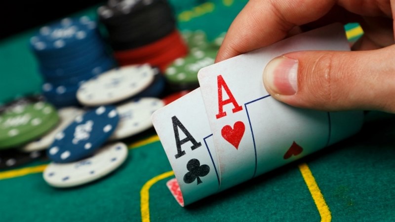 Điều khiển cơ mặt tự nhiên khi chơi game bài Poker
